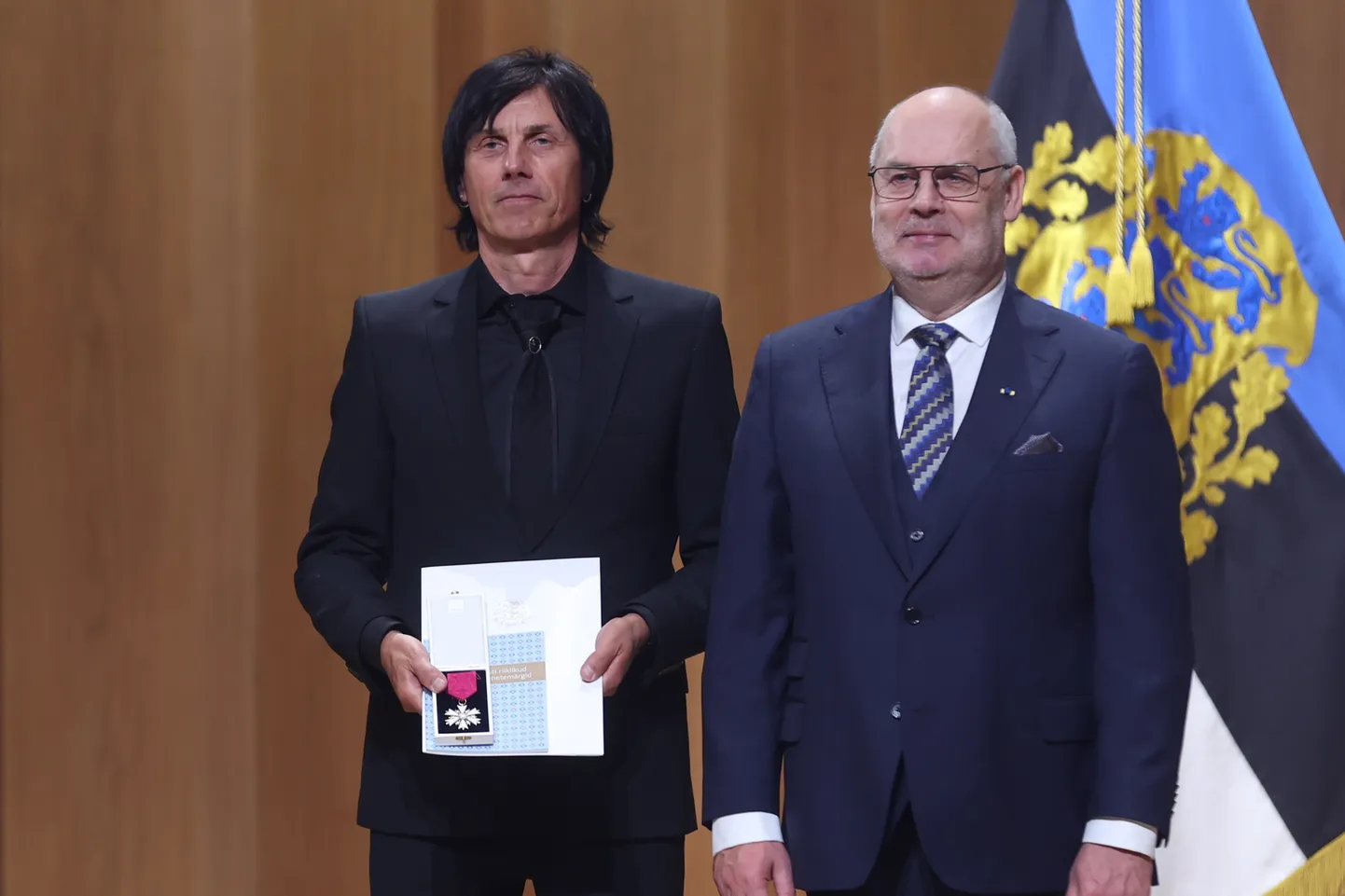 President andis üle teenetemärgid. Hendrik Sal-Saller ja Alar Karis.