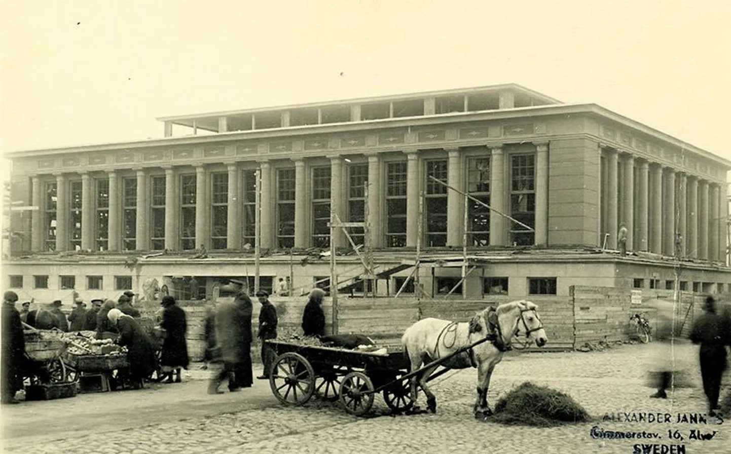 Tartu turukaubamaja töö, nii on oma albumisse arhitekt Voldemar Tippeli projekteeritud turuhoone pildi taha kirjutanud rakendusskulptor Aleksander Jannes. Jannes teostas hoone fassaadikujunduse, graniidist poolsambad ja ornamentika. Ta jõudis veel need restaureerida pärast 1941. aasta osalisi purustusi. 1944. aastal lahkus Jannes Rootsi.