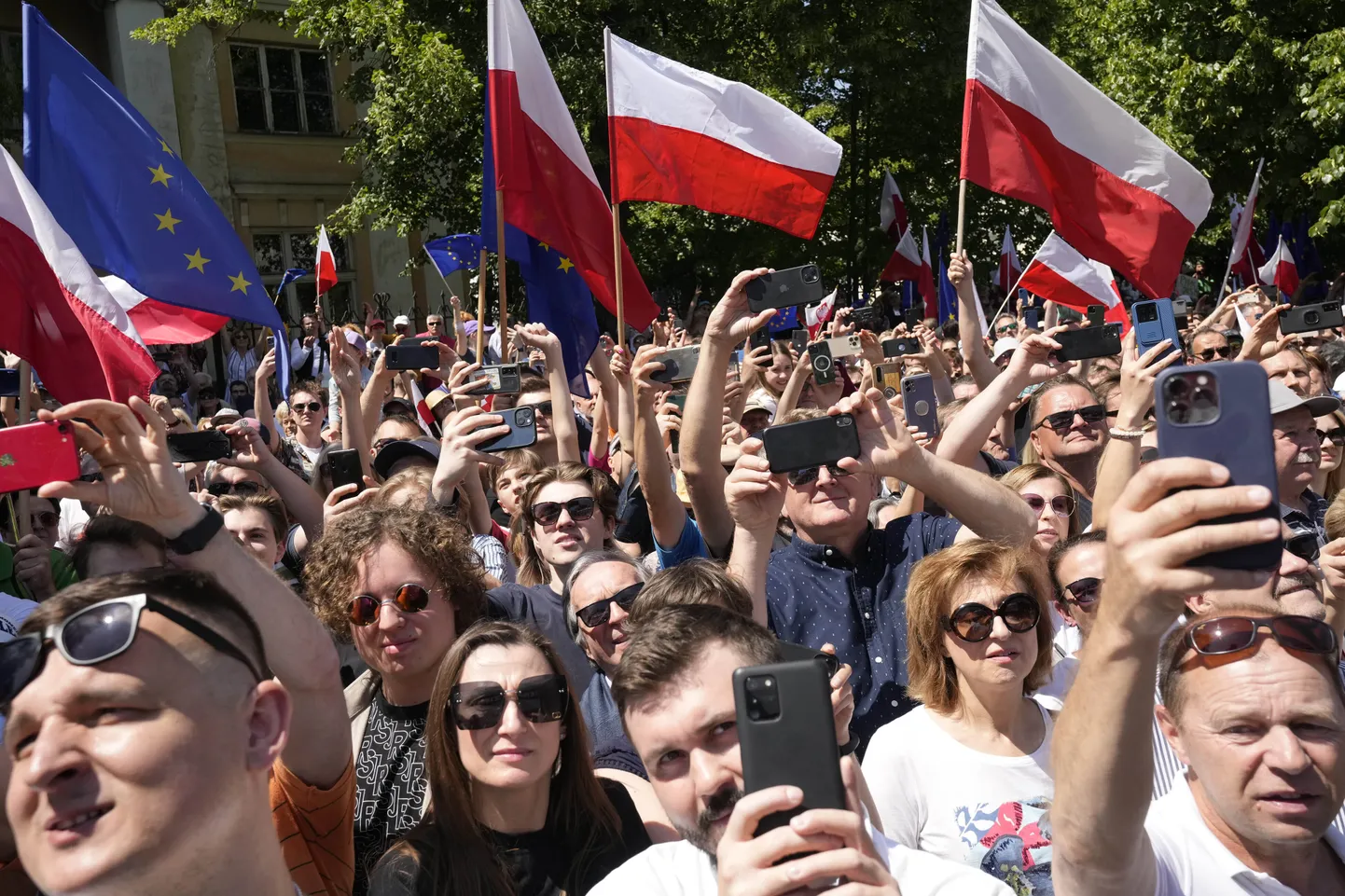 Opozīcijas rīkotā demonstrācijā pret valdību 2023. gada 4. jūnijā Varšavā piedalās pusmiljons cilvēku.