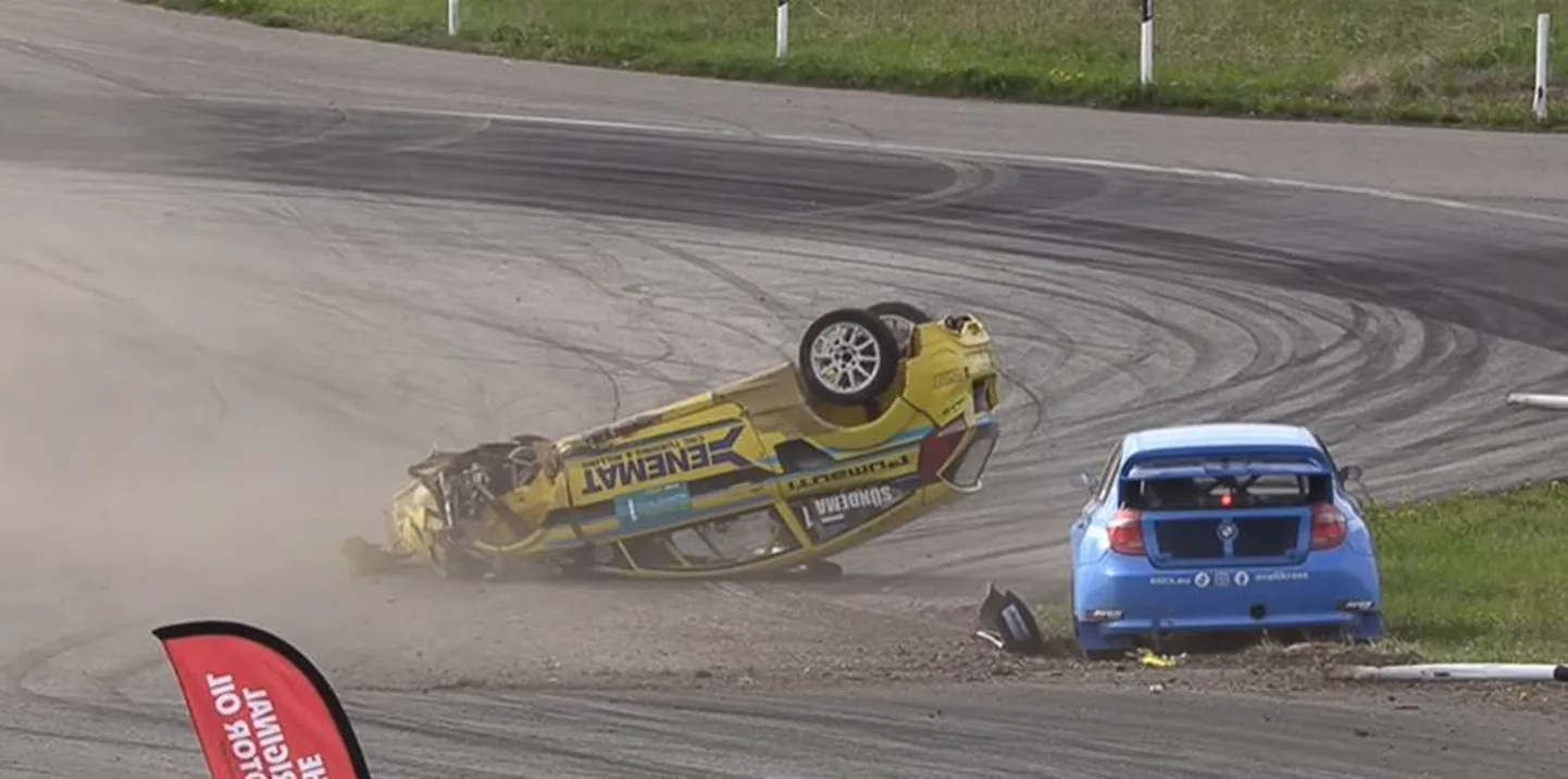 Siim Sündema auto maandus avarii järel katusele.
