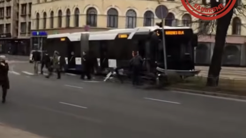ВИДЕО ⟩ Авария автобуса в Риге, пострадал водитель