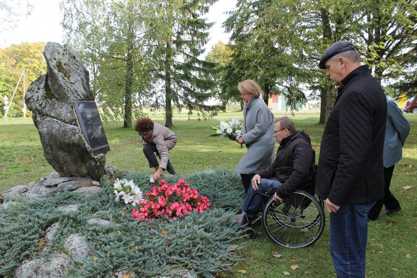Kadrina vallavalitsuse liikmed mälestasid Kadrinasse püstitatud mälestuskivi juures parvlaeval Estonia hukkunuid.