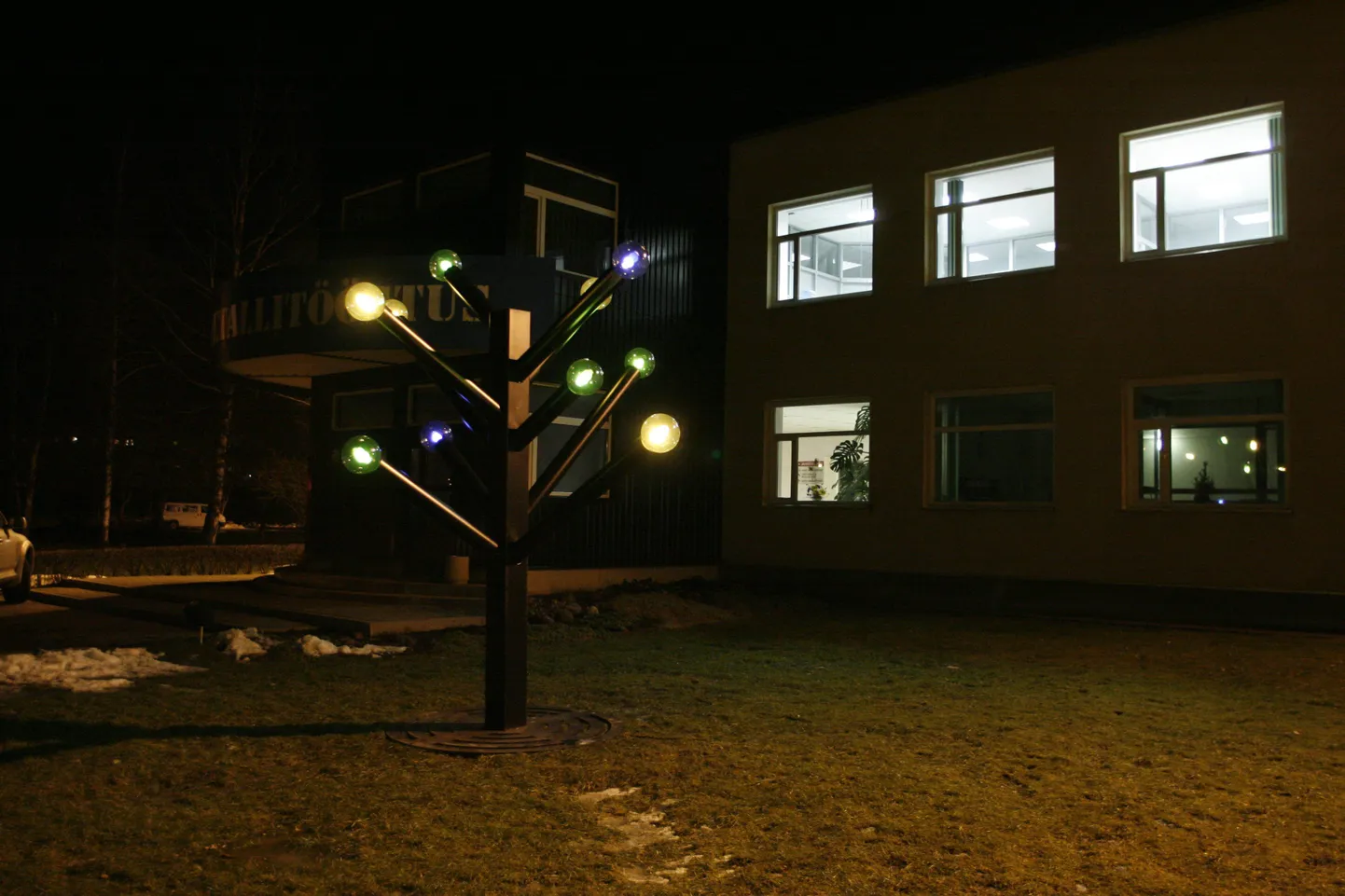 Kunstnik Peeter Leinbocki loodud valguspuu.