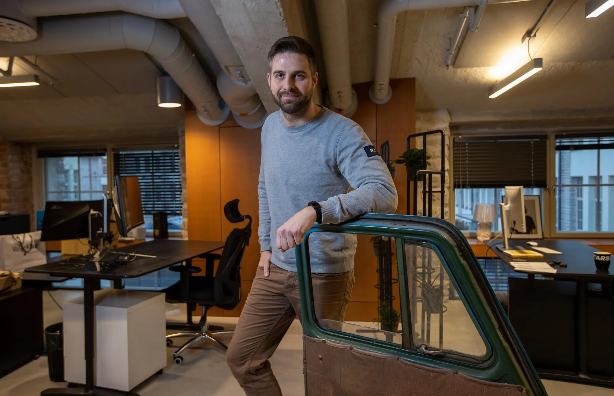 Pipedrive'i klienditoe üles ehitanud Martin Kõiva nõukaaegse veoauto uksega oma nüüdse tarkvarafirma Klausi kontoris Tallinnas Lutheri ärimajas.