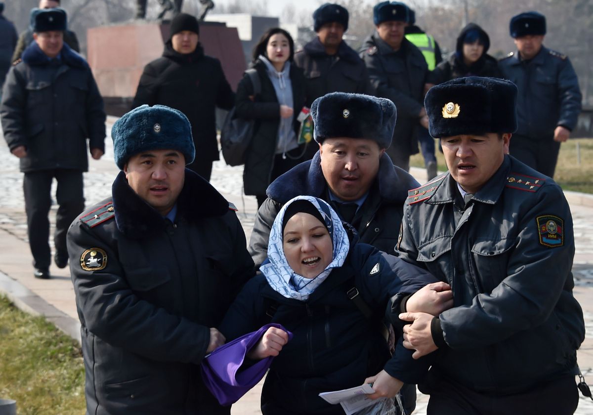 2020. gada 8. marts, Biškeka, Kirgizstāna. Kirgizstānas policija arestē sievieti, kas protestē pret vardarbību pret sievietēm. 