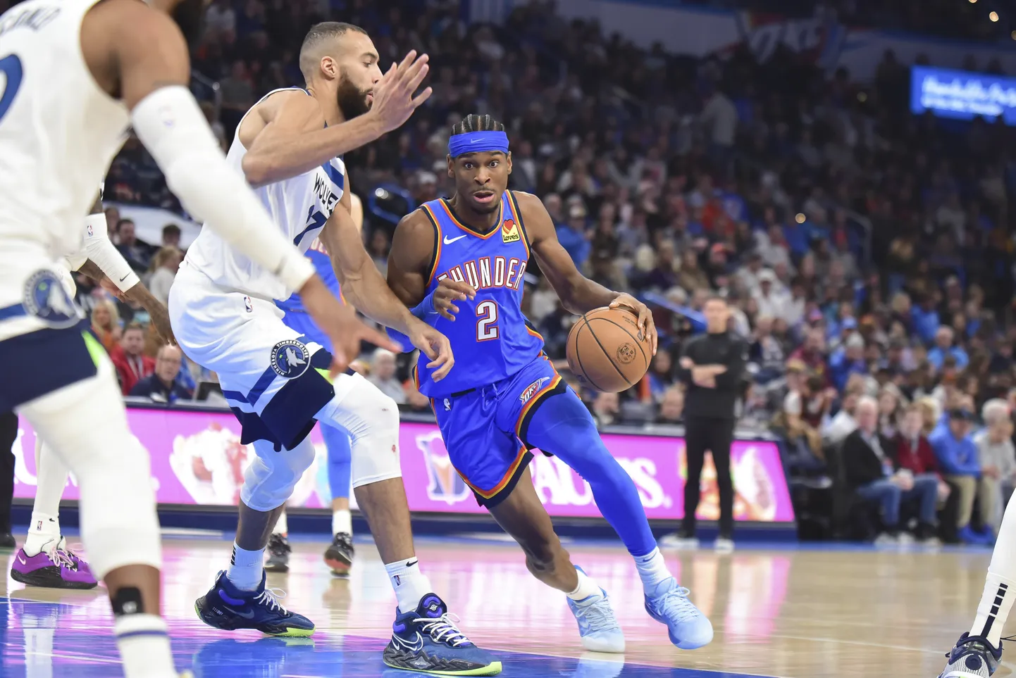 NBA zvaigzne Šejs Gildžess-Aleksandrs (ar bumbu)