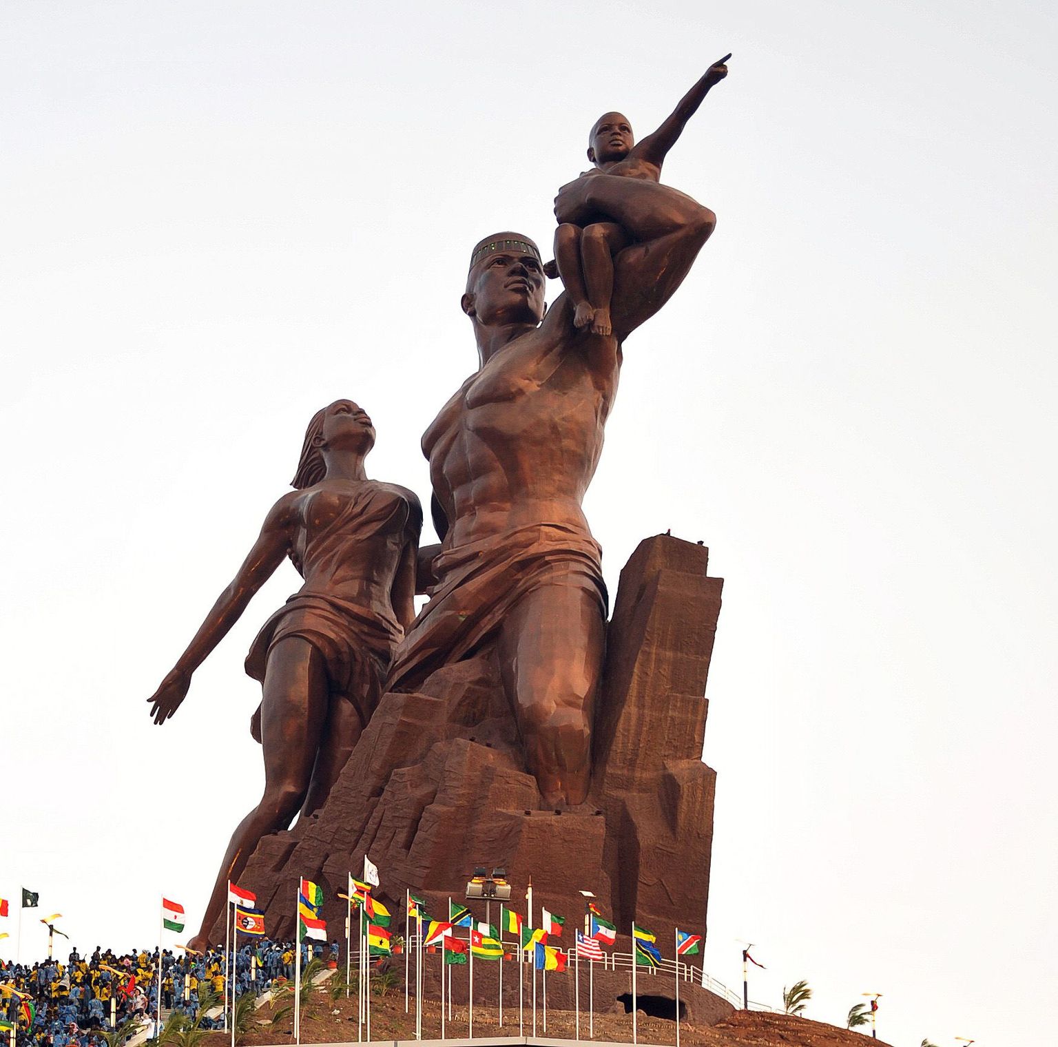 Pildil pole mitte Nõukogude Liit aastal 1950, vaid Senegal aastal 2010. Selline on «Aafrika renessansi» monument.