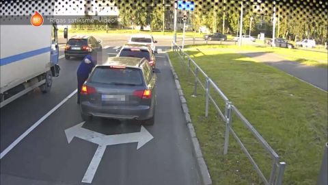 ВИДЕО ⟩ В Риге водитель троллейбуса набросился на автомобилиста с "уроком"