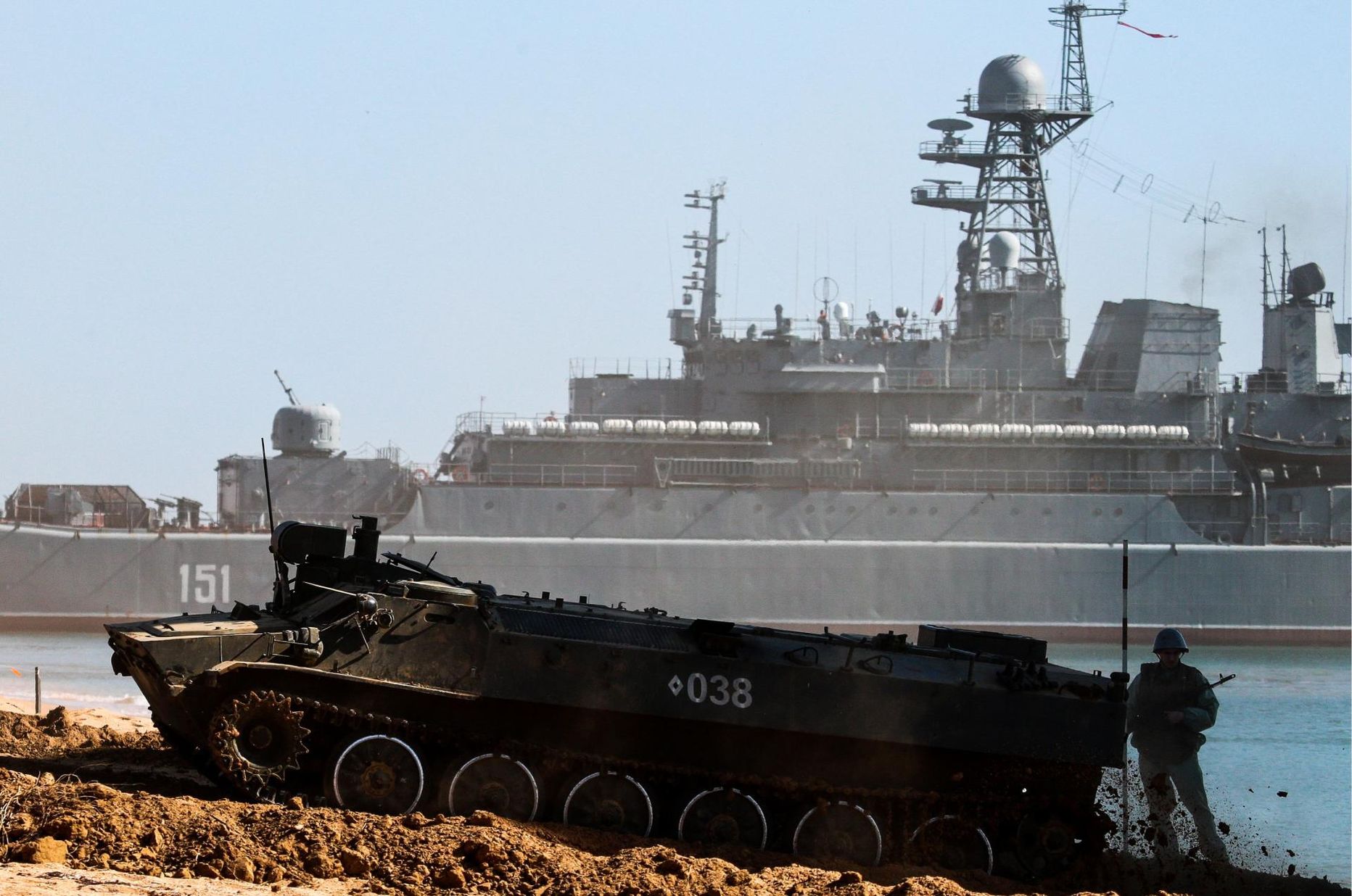 Dessantlaev Azov ning soomuk MT-LB Venemaa Musta mere laevastiku õppustel Krimmis. FOTO: Sergei Malgavko/TASS/Scanpix