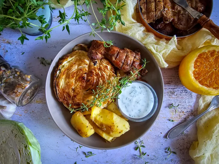 Grillitud kana ja kapsasteik.