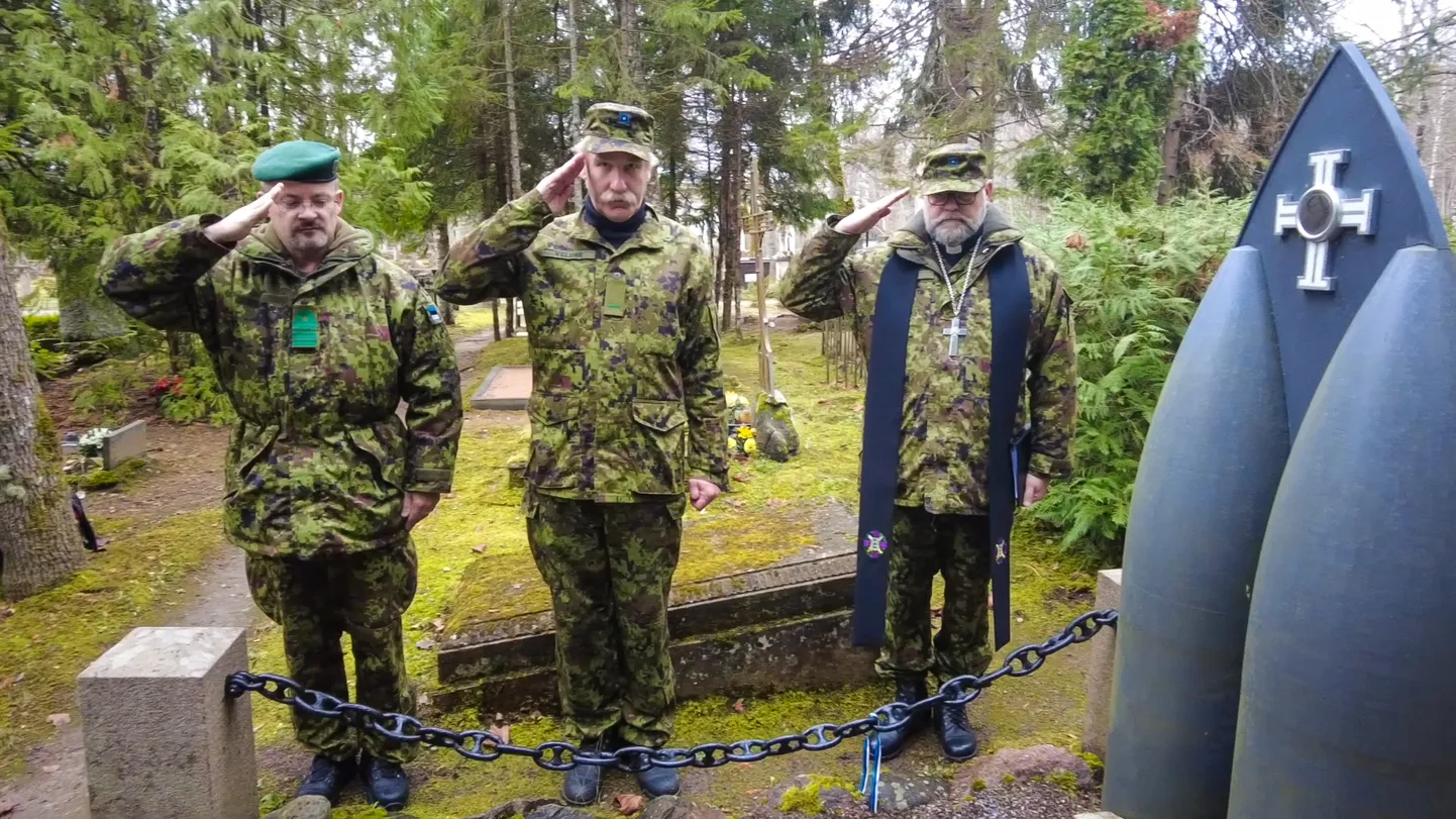 ANNAME AU: Malevapealik Arto Reinmaa, kaitseliitlane Tõnu Veldre ja maleva kaplan Hannes Nelis Johannes Poopuu kalmul.