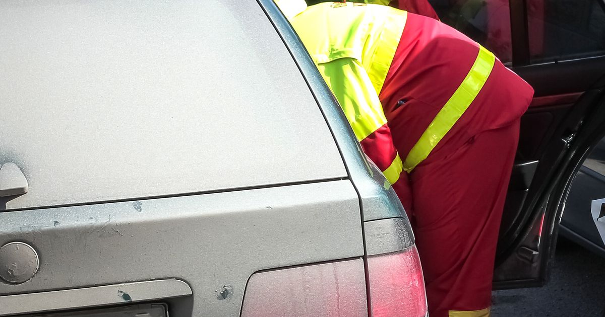 Väikelaps jäi autosse lõksu