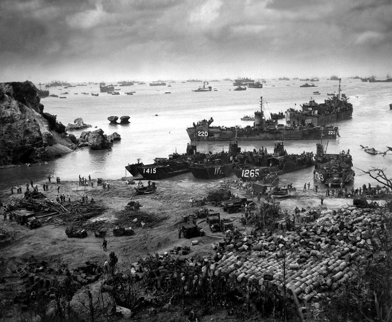 USA mereväe laevad 1945. aastal Jaapani Okinawa saare juures