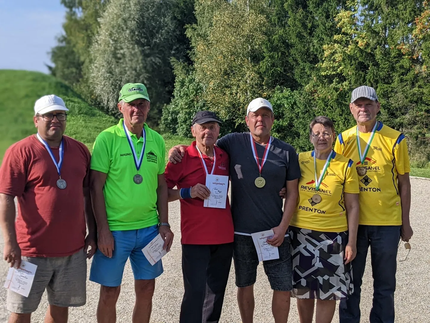 Paarismängus tulid Viljandimaa meistriks Toivo Ilves ja Ilmar Roosioks (keskel), hõbedale Mauno Mill ja Raivo Ignatov (vasakul) ning pronksile Luule Tiirmaa ja Mati Tiirmaa.