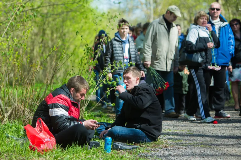 Võidupüha tähistamine pronkssõduri juures.