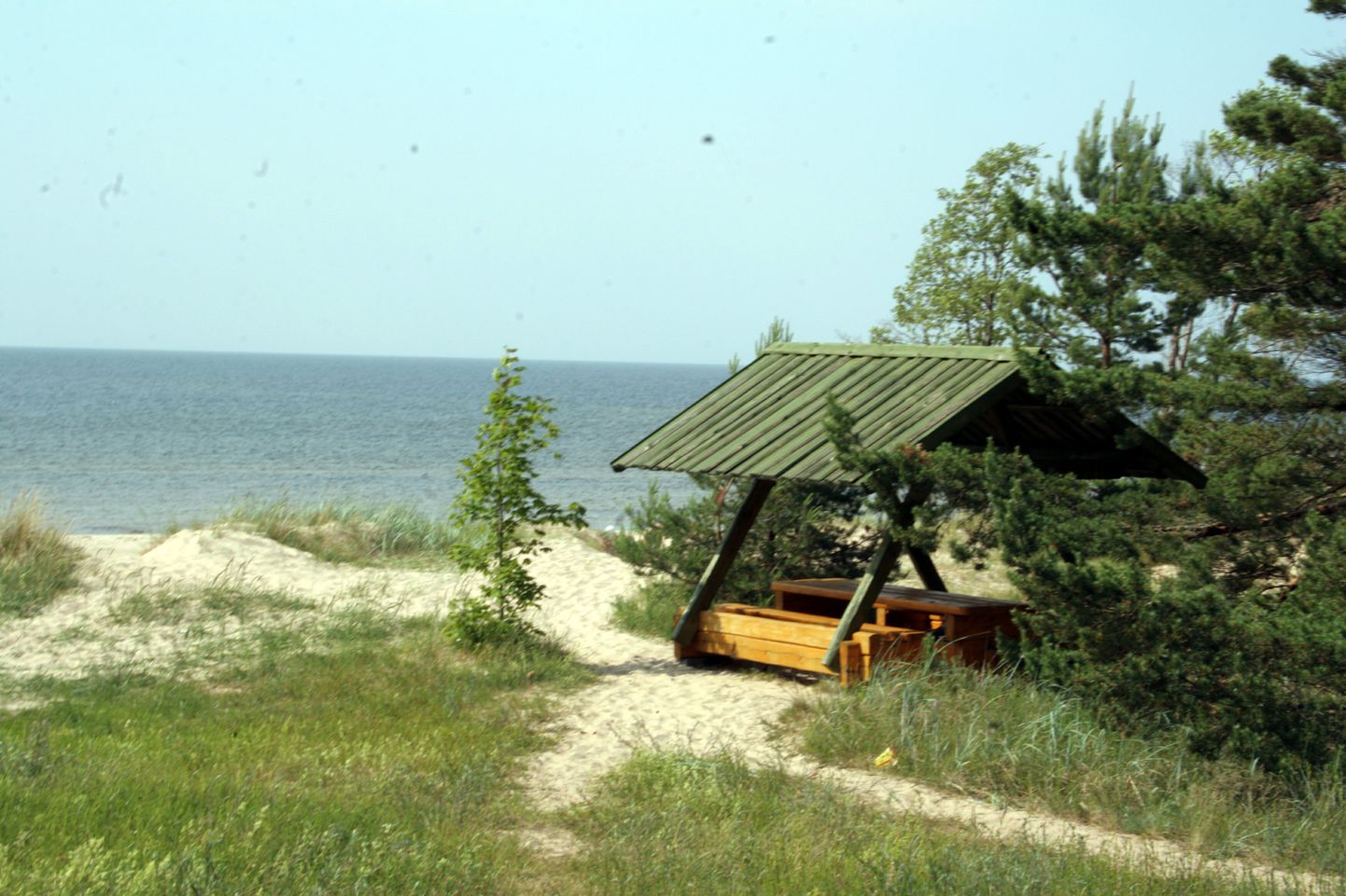 Pärnumaa üks lõunapoolsemaid turistide puhkekohti on RMK  Lemmeranna telkimiskoht.