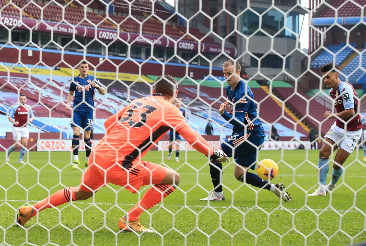 Mathew Ryan ei suuda kaitsja jalast rikošeti võtnud palli takistada.