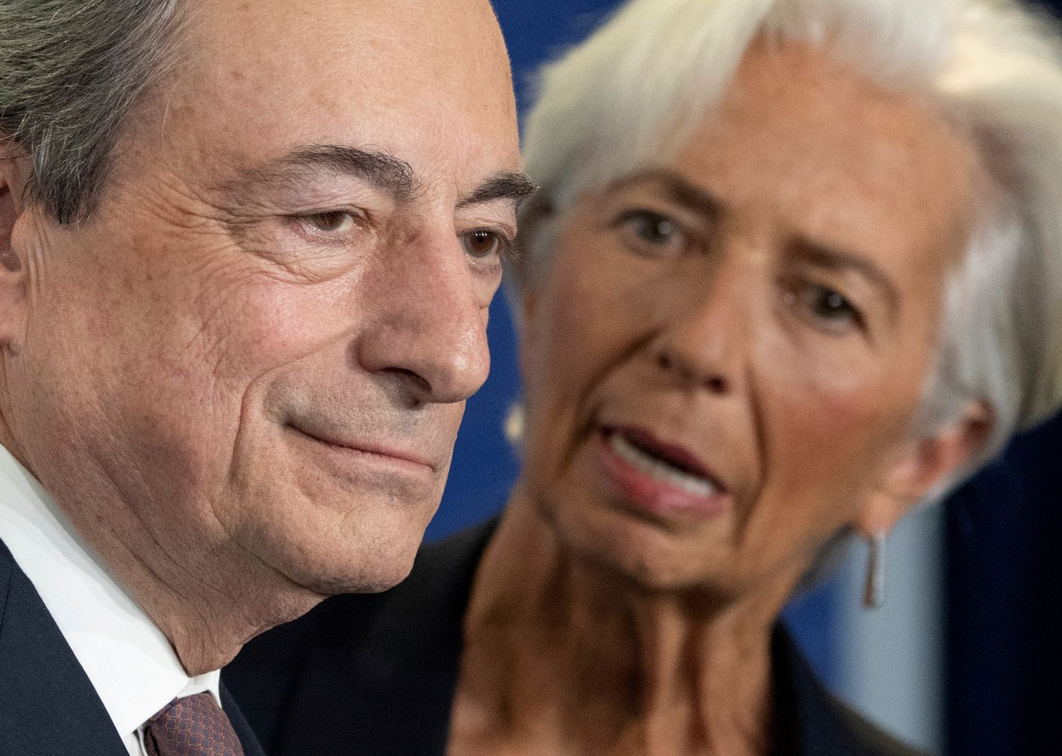 Christine Lagarde (paremal) 28. oktoobril 2019 Mario Draghilt Euroopa keskpanga presidendi posti üle võtmas.