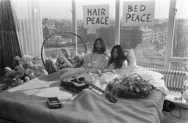 John Lennon koos oma kaasa Yoko Onoga 1969. aastal hotellitoas Amsterdamis esimesel Vietnami sõja vastasel "voodiprotestil".