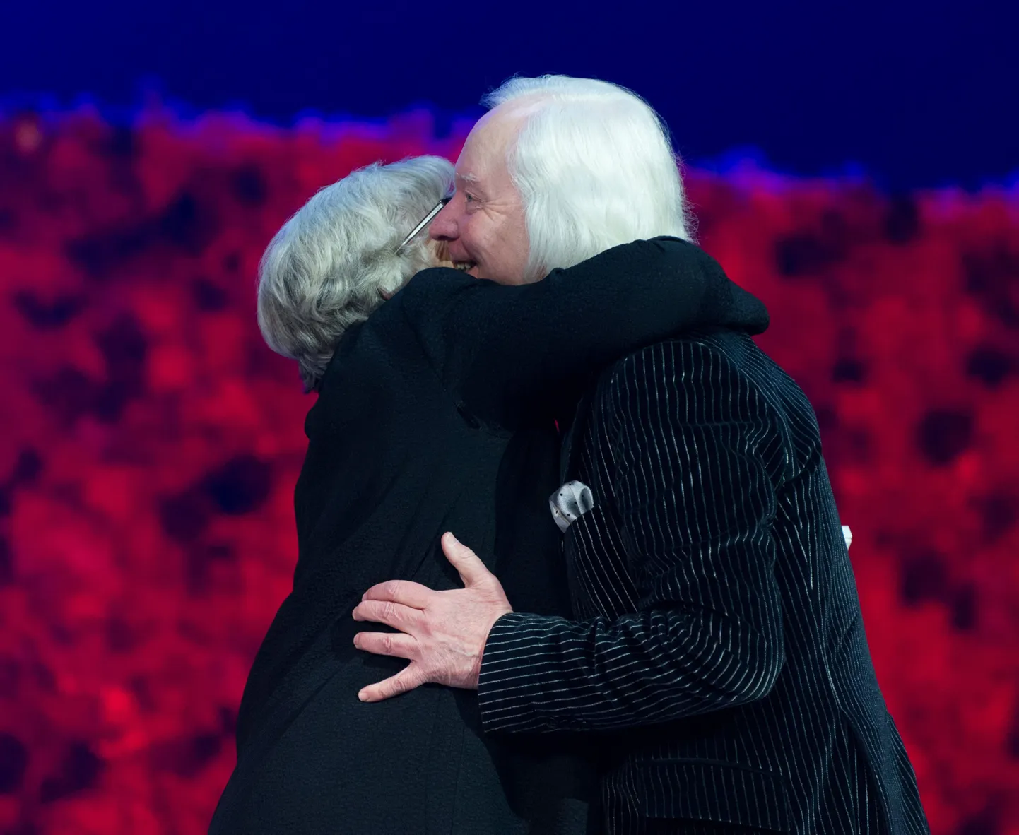 Ülo Vilimaad õnnitleb Ülle Ulla, maestro saab Rahel Olbrei nimelise auhinna.