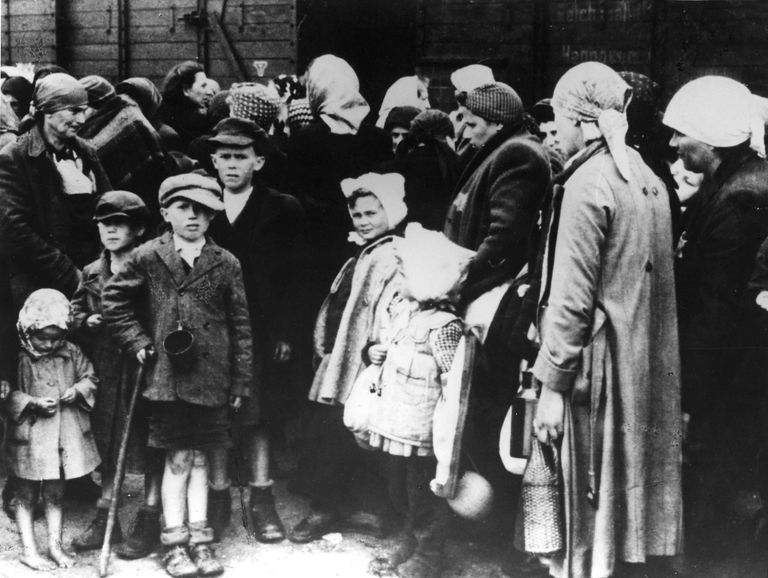 Emad ja lapsed Auschwitzi saabumisel
