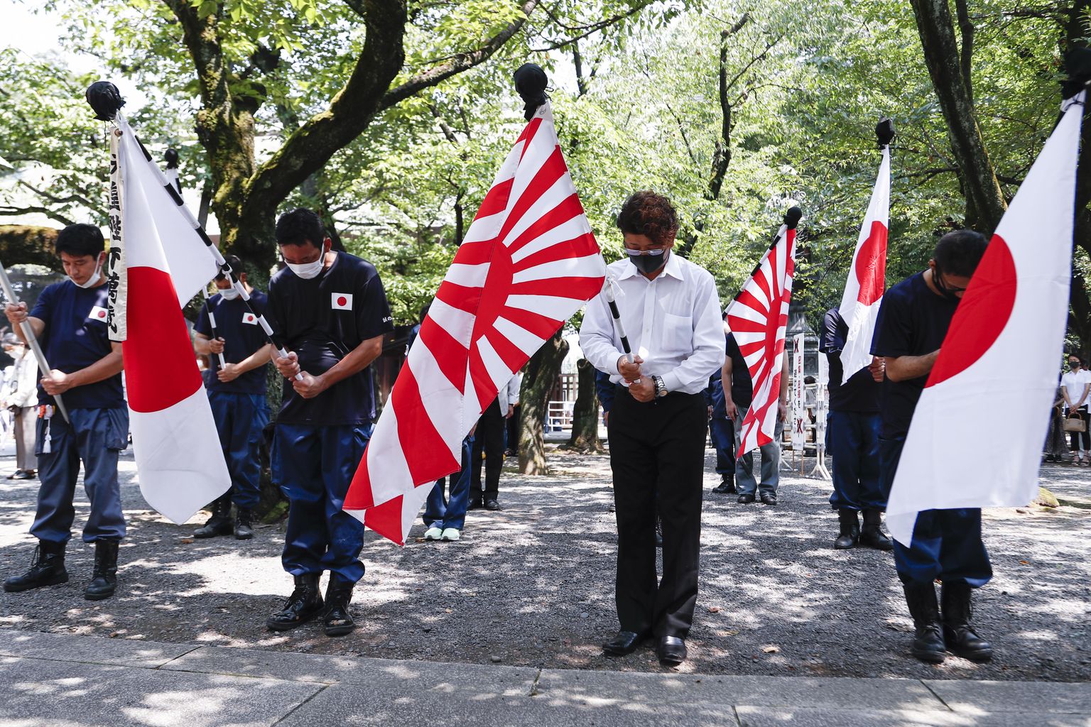 Jaapani rahvuslased Yasukuni pühamus Jaapani alistumise 75. aastapäeval, avaldamas austust sõjas langenutele.