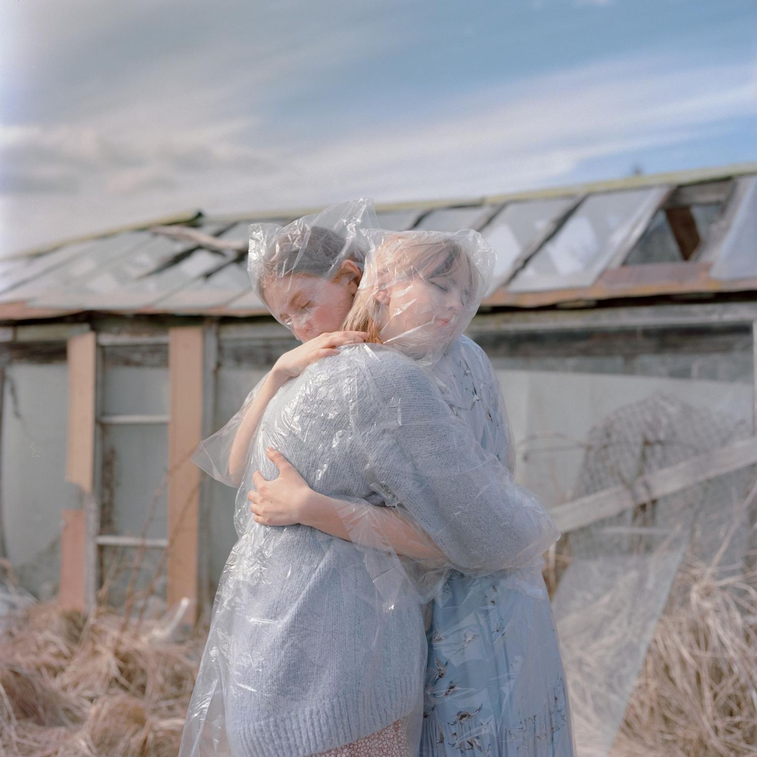 Jätkuva kliimakriisi pärast muret tundvad noored Aasa ja Liisa portreteerituna Annika Haasi näitusel «Kasvuhooneefekt». Foto aastast 2021.
