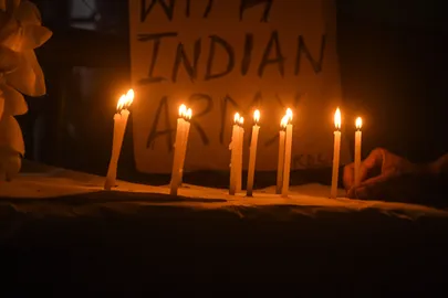 India kongressi töötajad ja toetajad süütasid hukkunud India sõduritele küünlad.