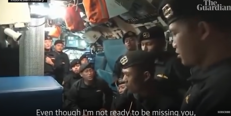 Kaader videost, millel on näha Indoneesia allveelaeva KRI Nanggala 402 meeskonda laulmas