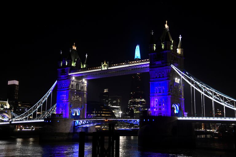 Tower Bridge ja The Shard värvusid eile õhtul NHSi toetuseks siniseks.