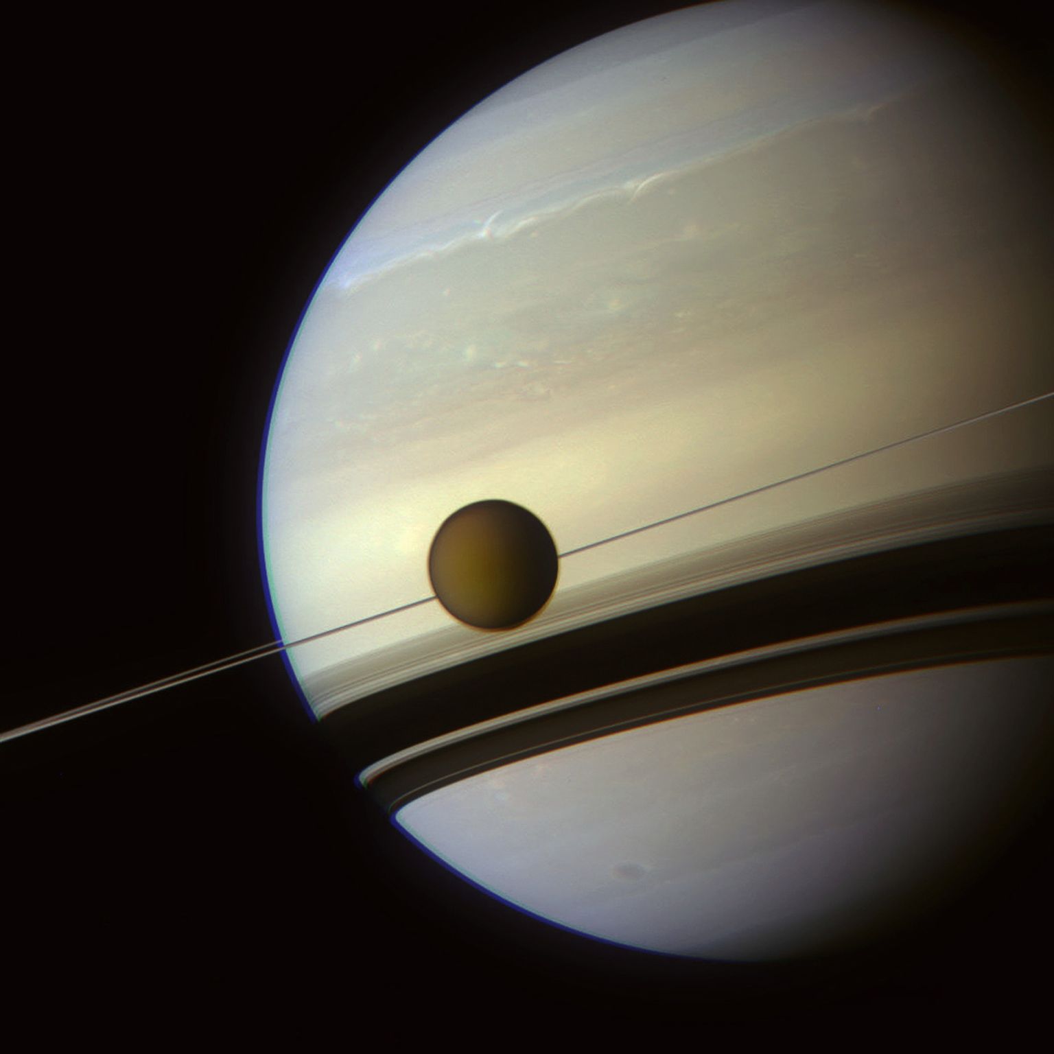 Kosmoseaparaat Cassini foto Saturnist. Esiplaanil paistab selle suurim kuu Titan.