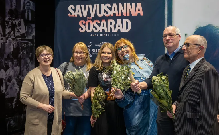 Välismaal tunnustatud Anna Hintsi (paremalt kolmas) film "Savvusanna sõsarad" tegi ka siinsele publikule palju heameelt
