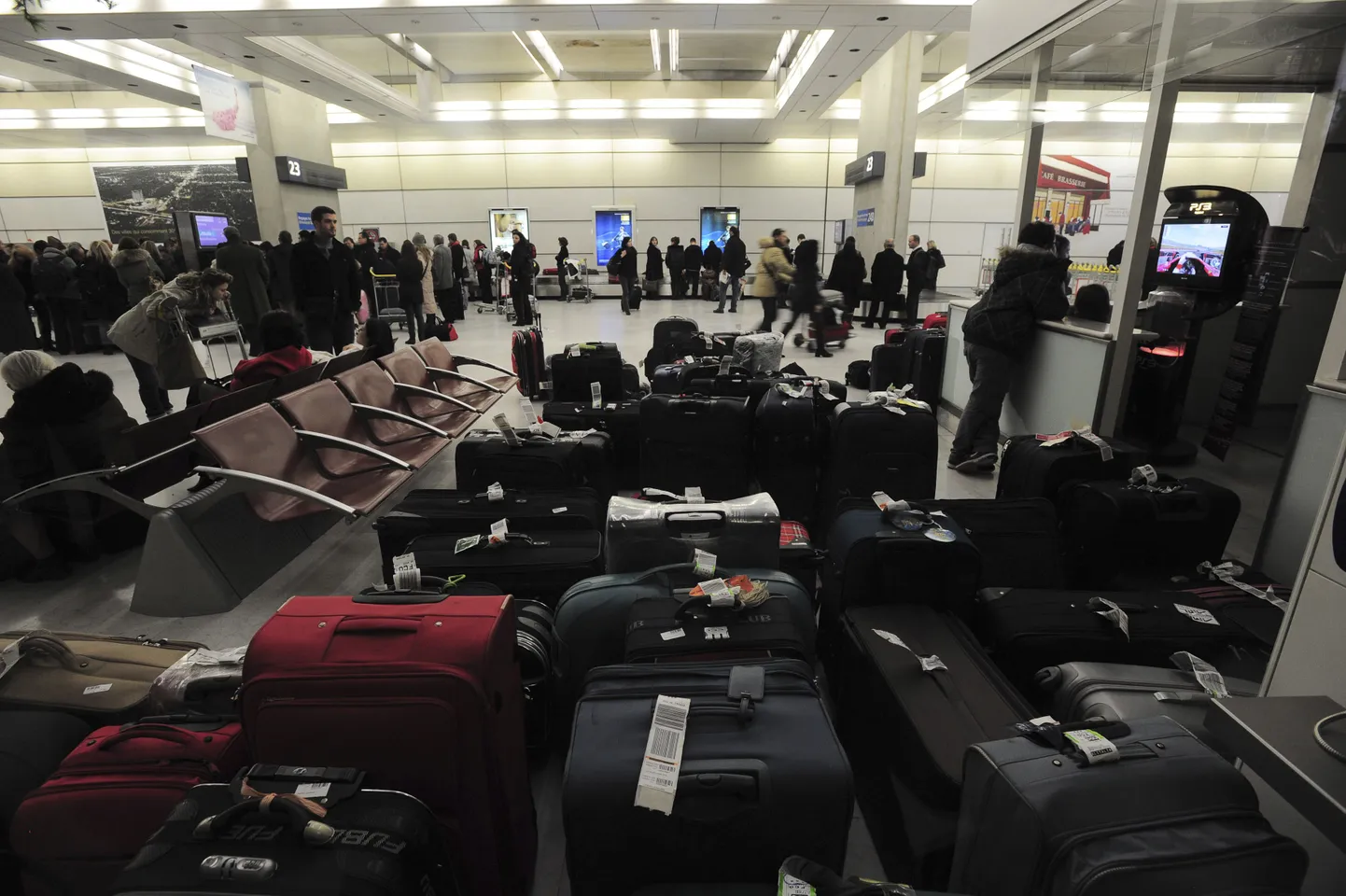 Reisijate kohvrid Pariisi Charles de Gaulle'i lennujaama terminalis detsembrikuise lennukaose ajal.