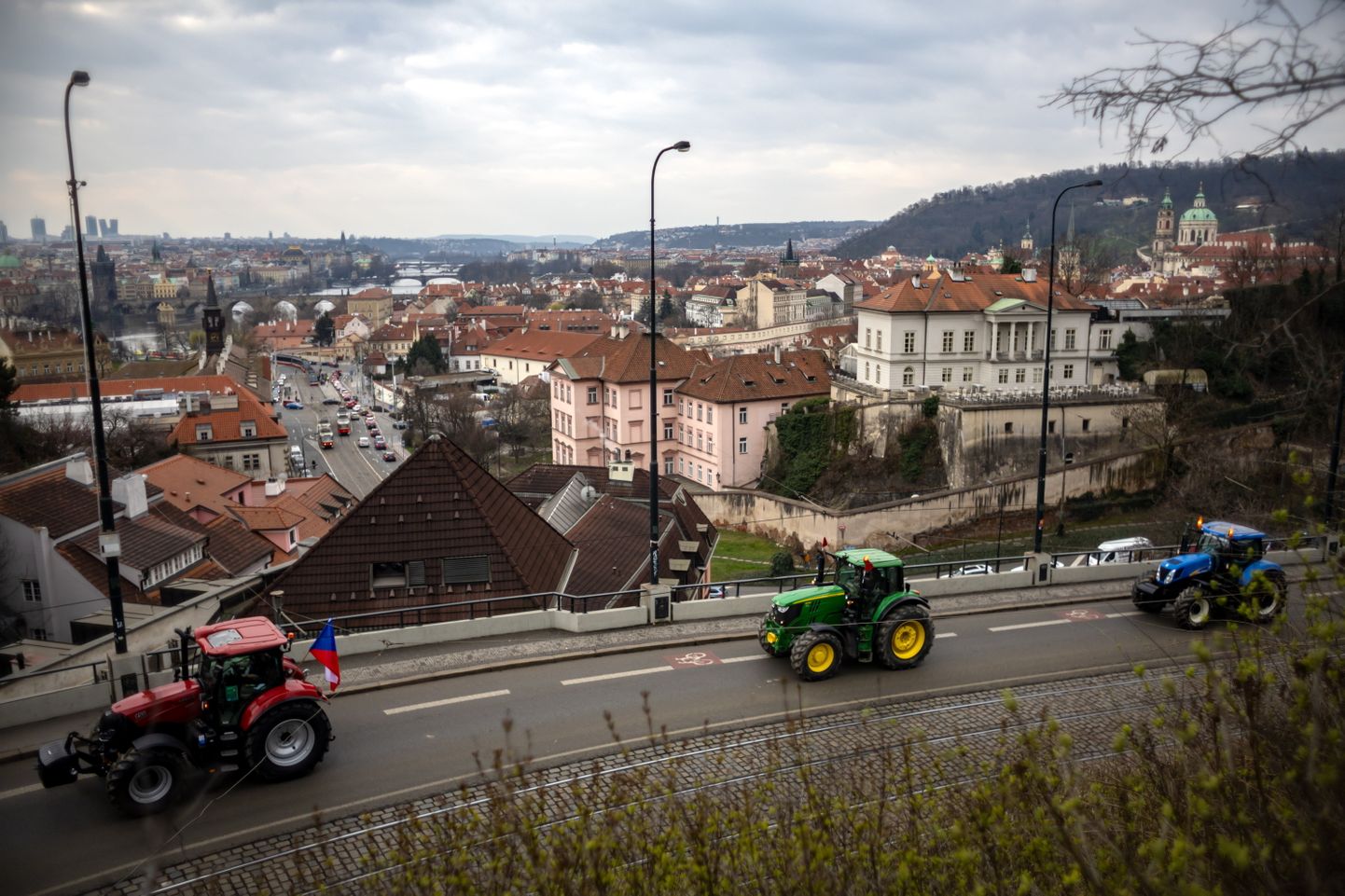 Tšehhi põllumehed sõidavad oma traktoritega Prahas.Korraldajate sõnul asusid hommikul Tšehhi pealinna poole teele sajad traktorid ja muu põllumajandustehnika.
