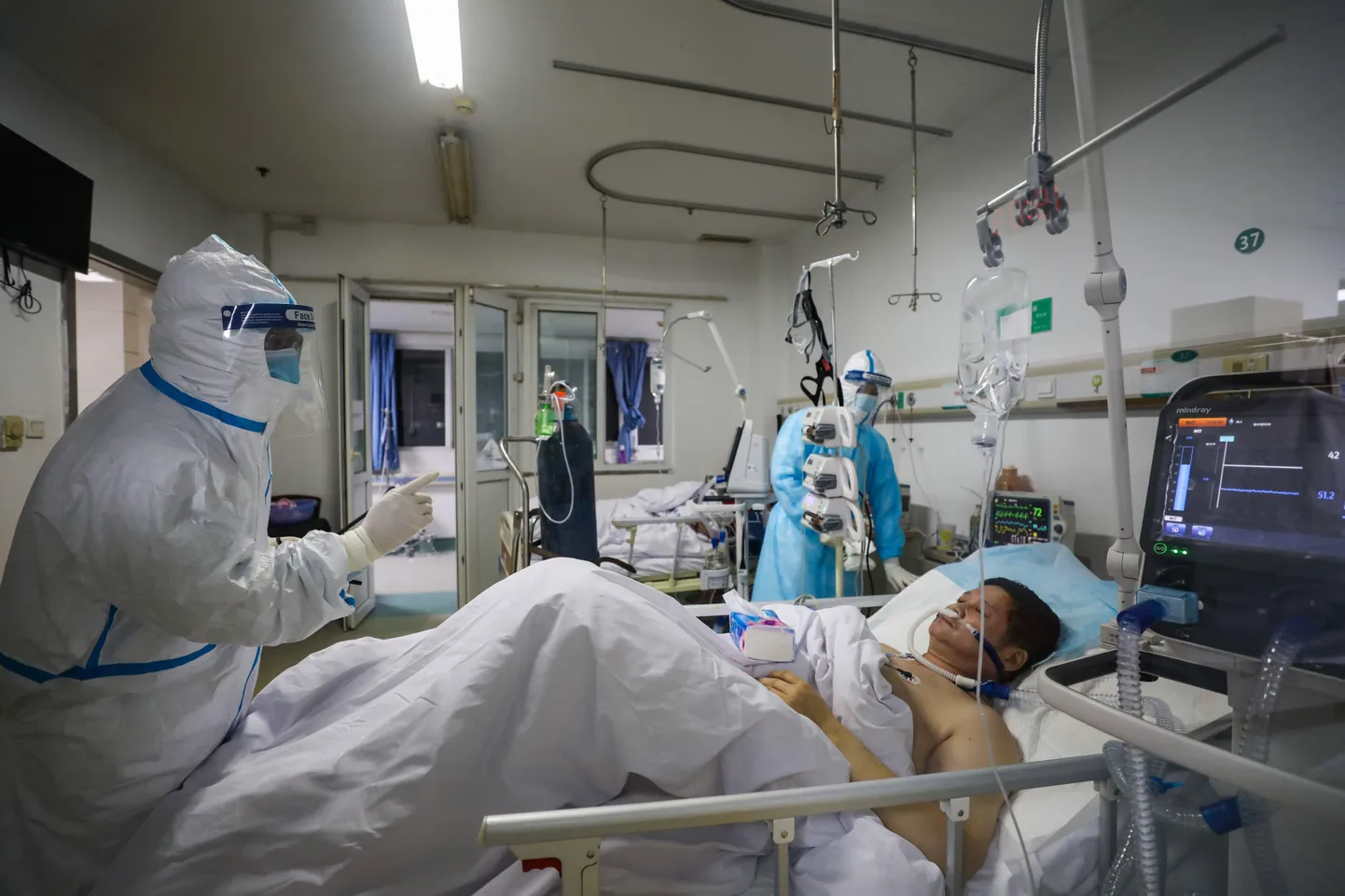 Koroonaviiruse puhangu epitsentris Wuhanis on osad tervishoiutöötajad nakatunud vaatamata kaitseülikonna ja maski kandmisele.