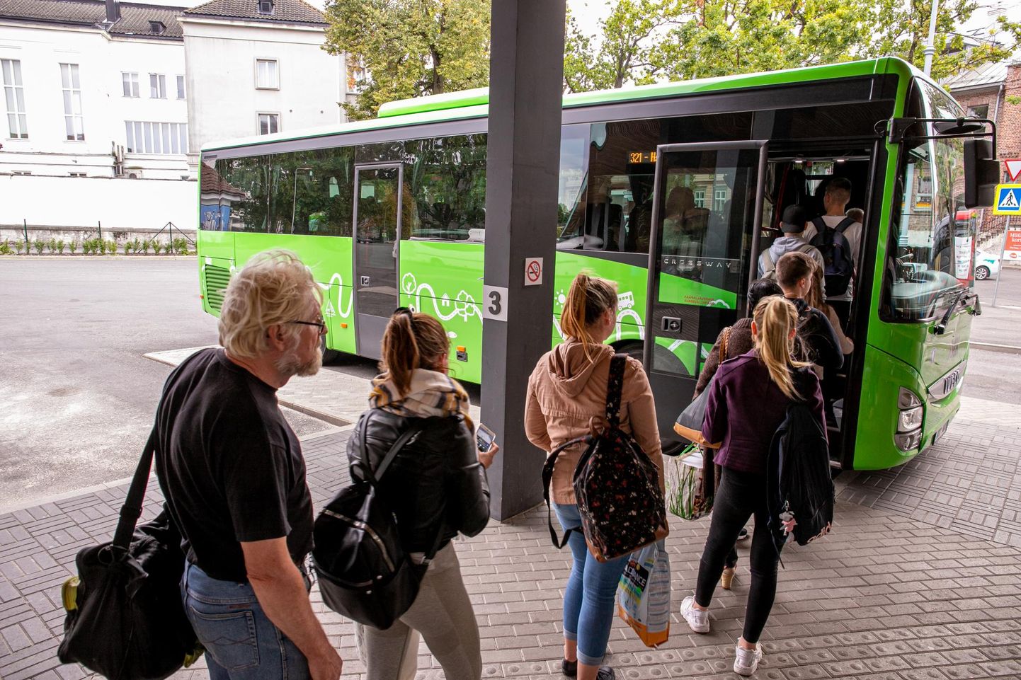Mitu kell 16 väljuva Pärnu–Haapsalu bussi peale kiirustanud õpilast ja pensionäri tunnistasid, et tasuta sõit on neile oluline. Samuti märgiti, et see on ainuke ühissõiduk, millega saab sobival ajal sihtkohta sõita.