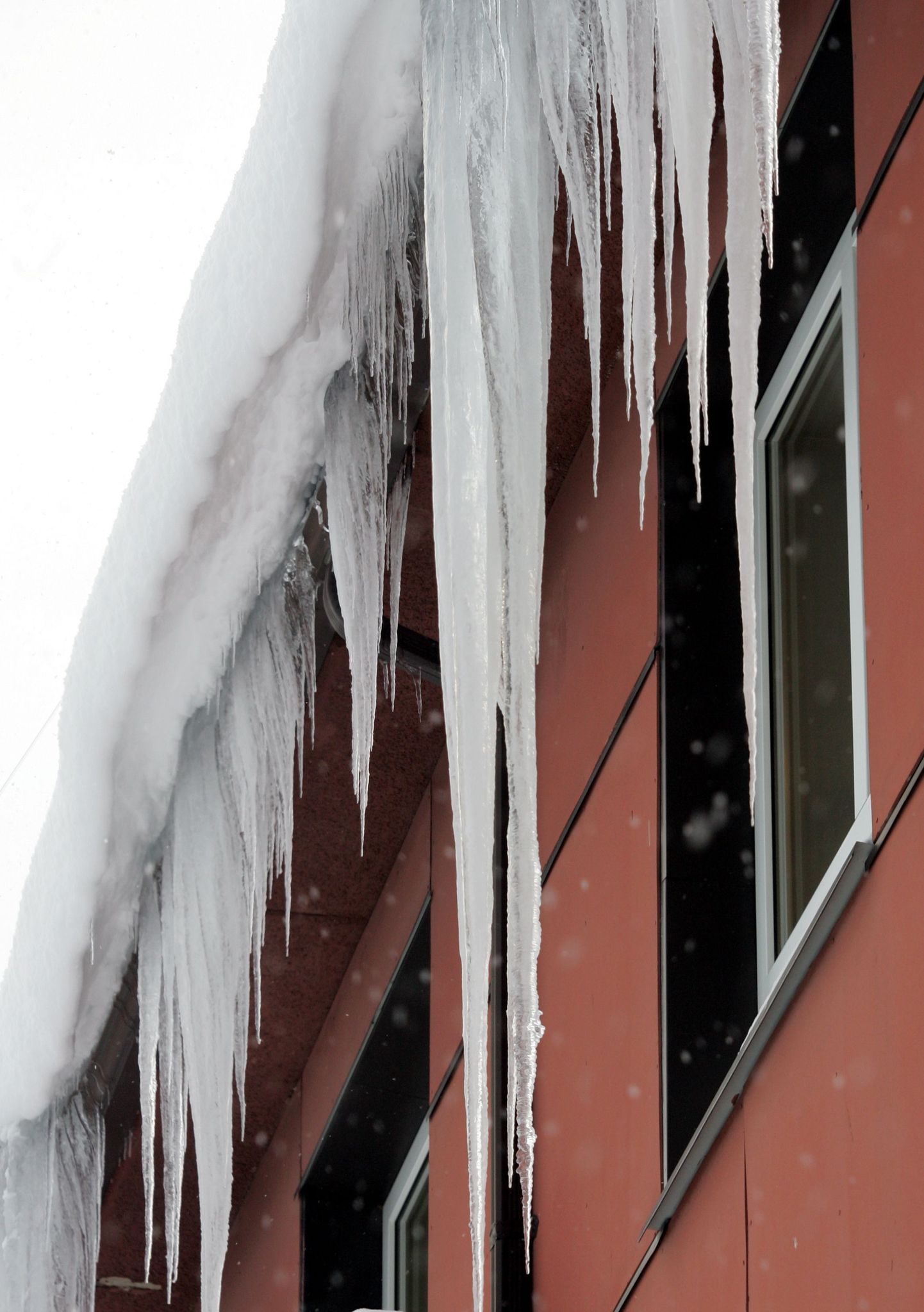Ohutuse tagamiseks tuleks vältida lume ja jää kogunemist katuse räästarennidesse.