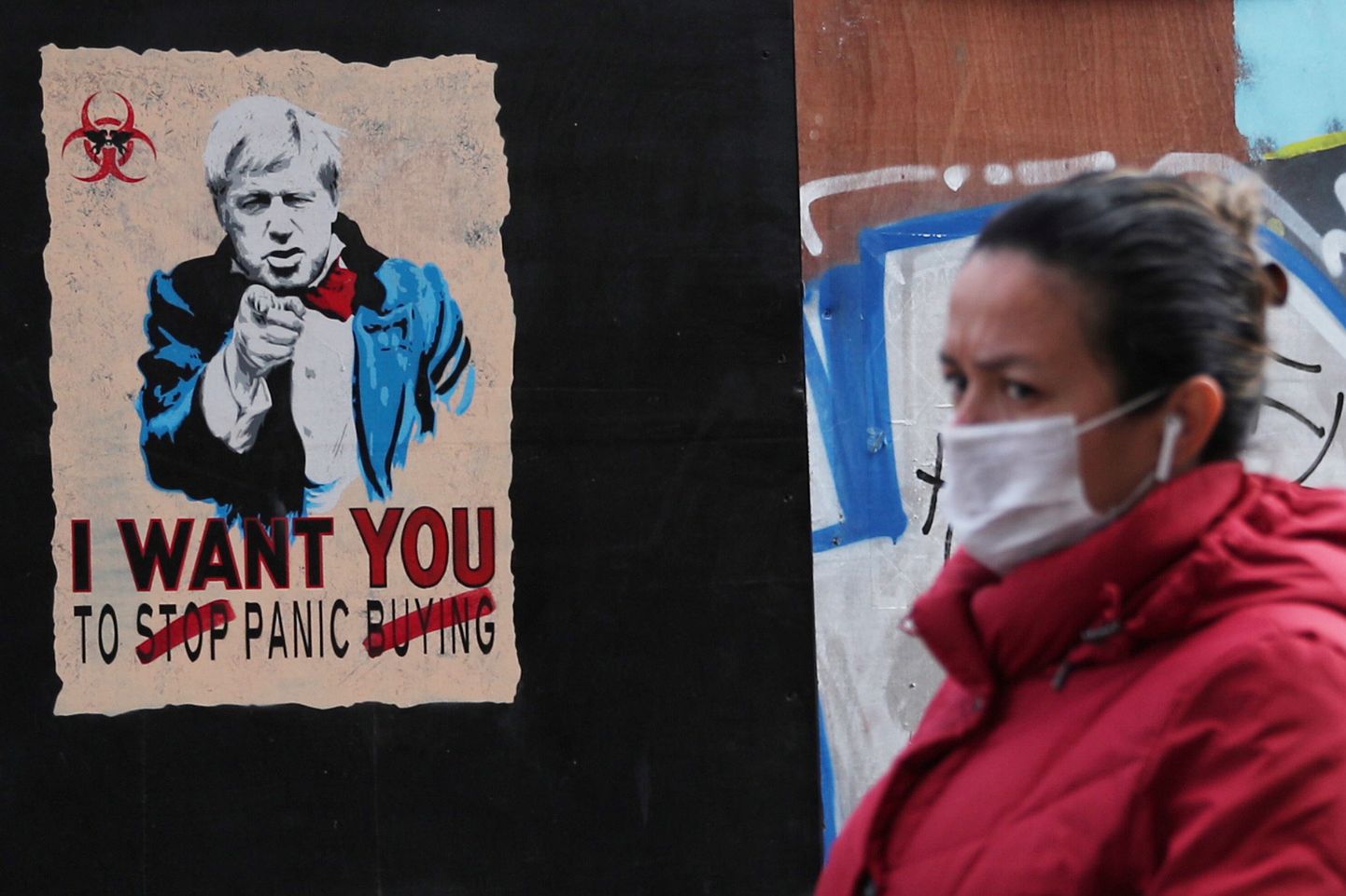 Näomaskis jalakäija möödub Londonis Boris Johnsonit kujutavast plakatist.