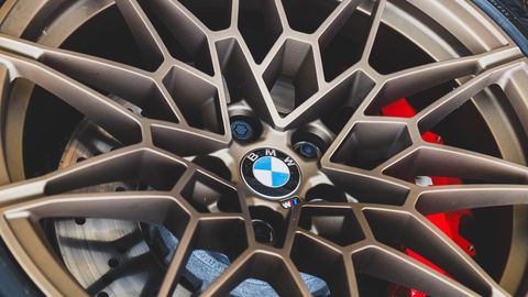 В Риге BMW въехал в остановку и сбил трех человек