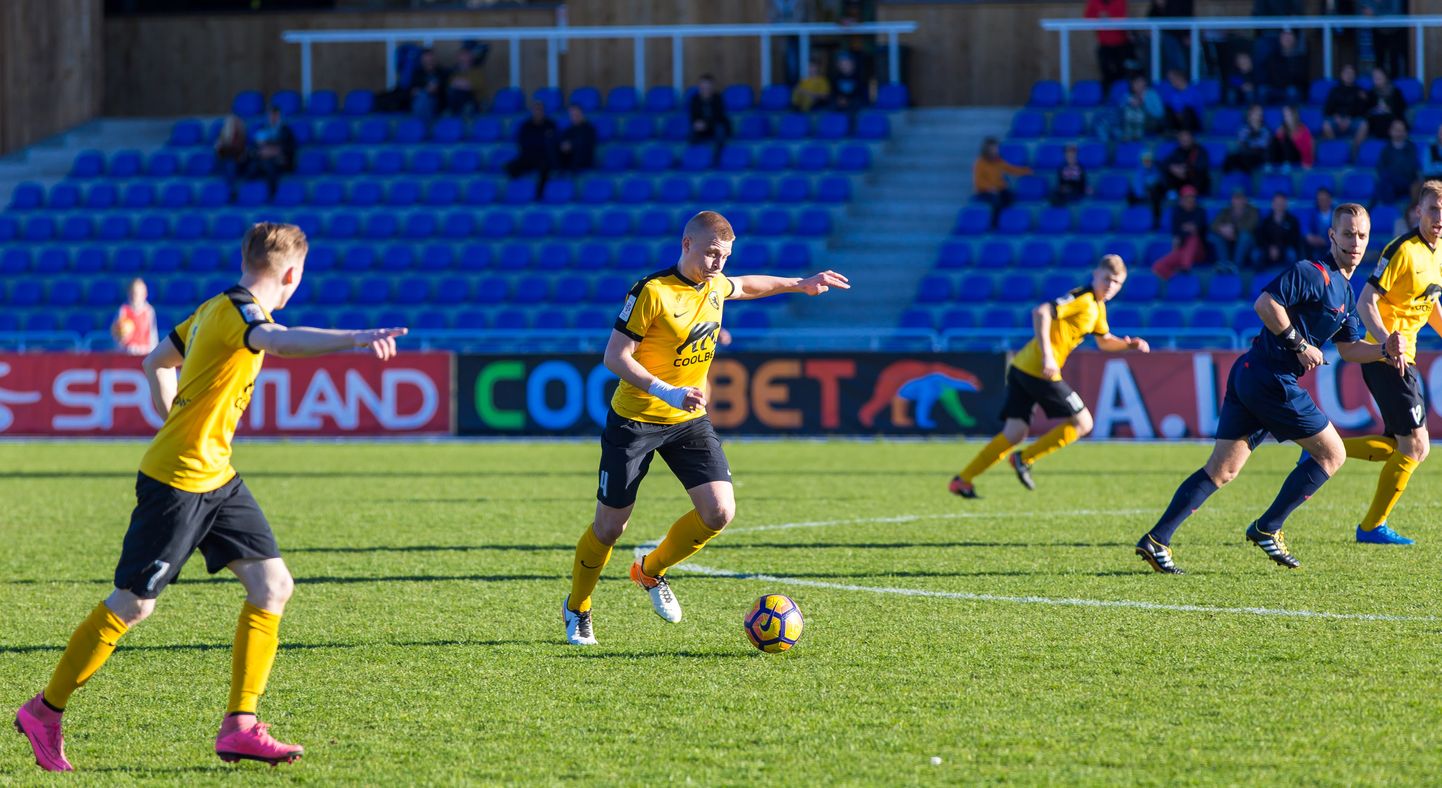 Pärnu Vapruse jalgpallimeeskond valmistub sarnaselt teiste Eesti klubidega veebruaris algavaks meistriliiga hooajaks Eesti jalgpalli liidu taliturniiril. Arhiivifoto.