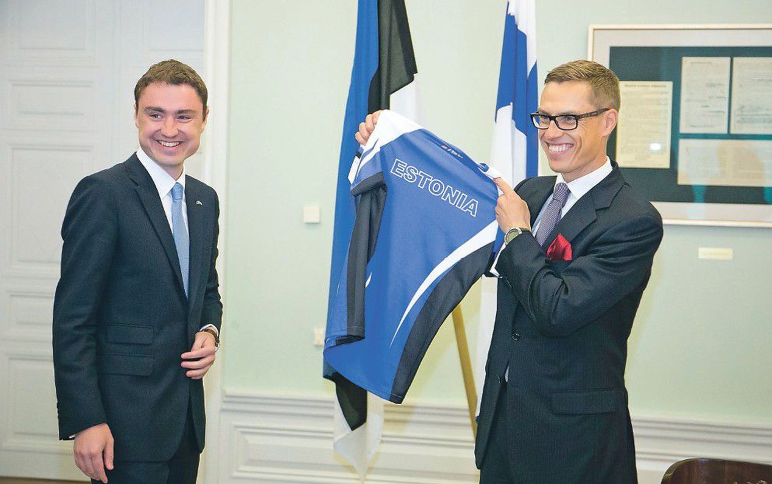 Кроме того, Рыйвас (слева) подарил финскому коллеге спортивную футболку в цветах эстонского флага и с надписью ESTONIA.