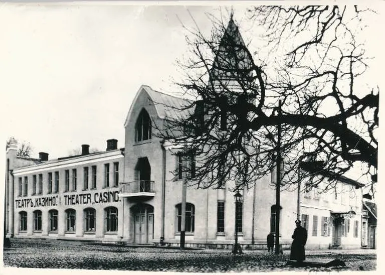 Tartus Riia ja Pepleri tänava nurk 1941–1944. Majal paistab reklaamsilt Theater «Casino». Paremal Saksa sõjaväevormis mees. Hoone oli varasemal ajal tuntud hotellina Liivimaa.