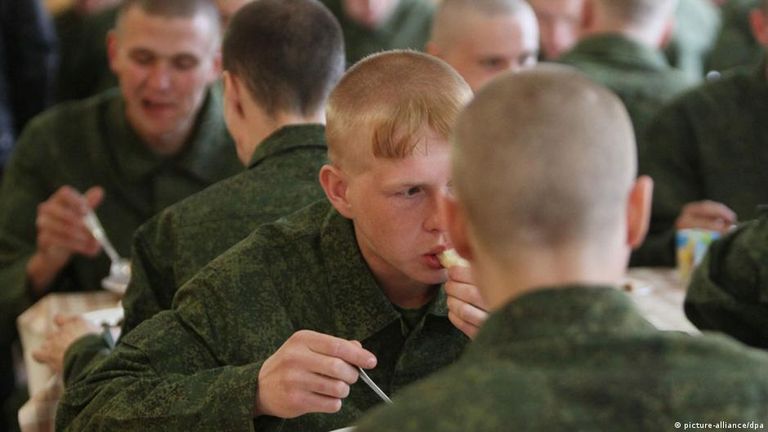 "Призыв поверх отсрочки"? Российские солдаты-срочники в столовой (фото из архива)