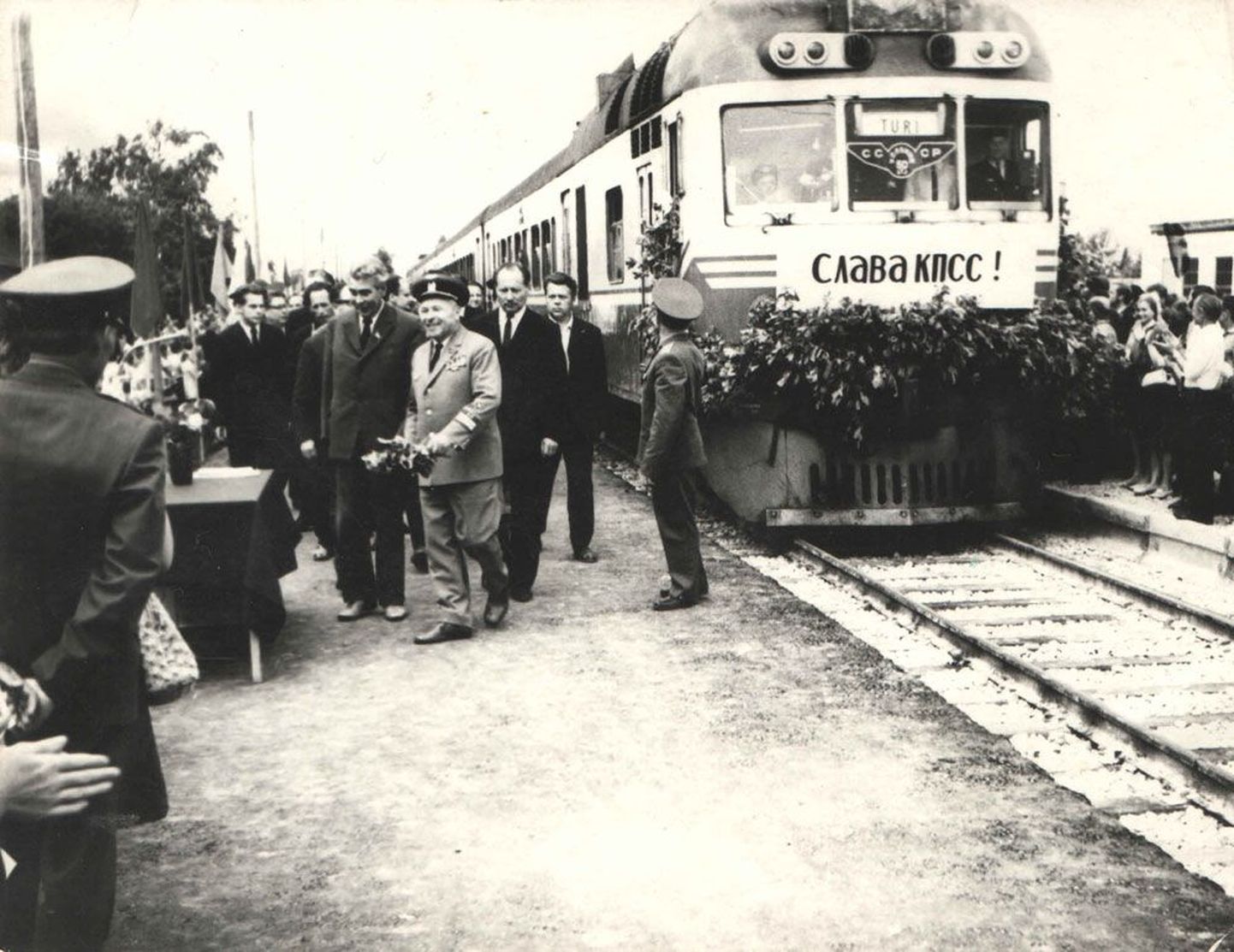 Raudtee on Türit toitnud algusaastatest tänaseni. 1972. aastal asendati senine kitsarööpmeline Tallinna-Viljandi raudtee laiarööpmelisega, 7. juulil 1972 saabus esimene laiarööpmeline rong Türi jaama, rahvast oli vaatama tulnud murdu (pildil paremalt teine Türi toonane RSN täitevkomitee esimees Arni Metsjõe).
