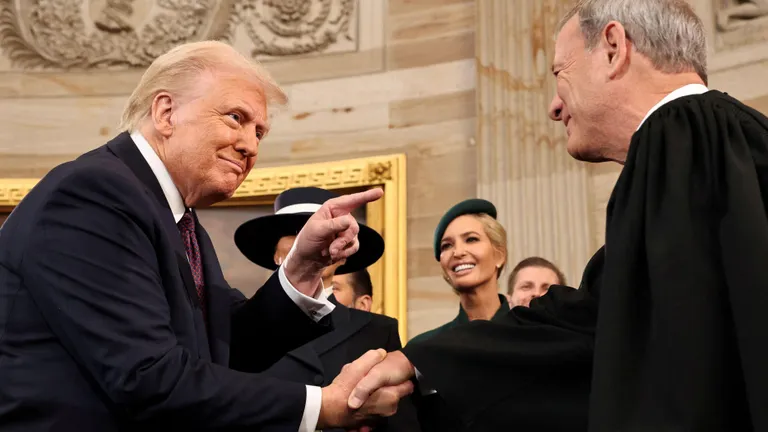 «Еще раз спасибо, я не забуду». Трамп благодарит Робертса.