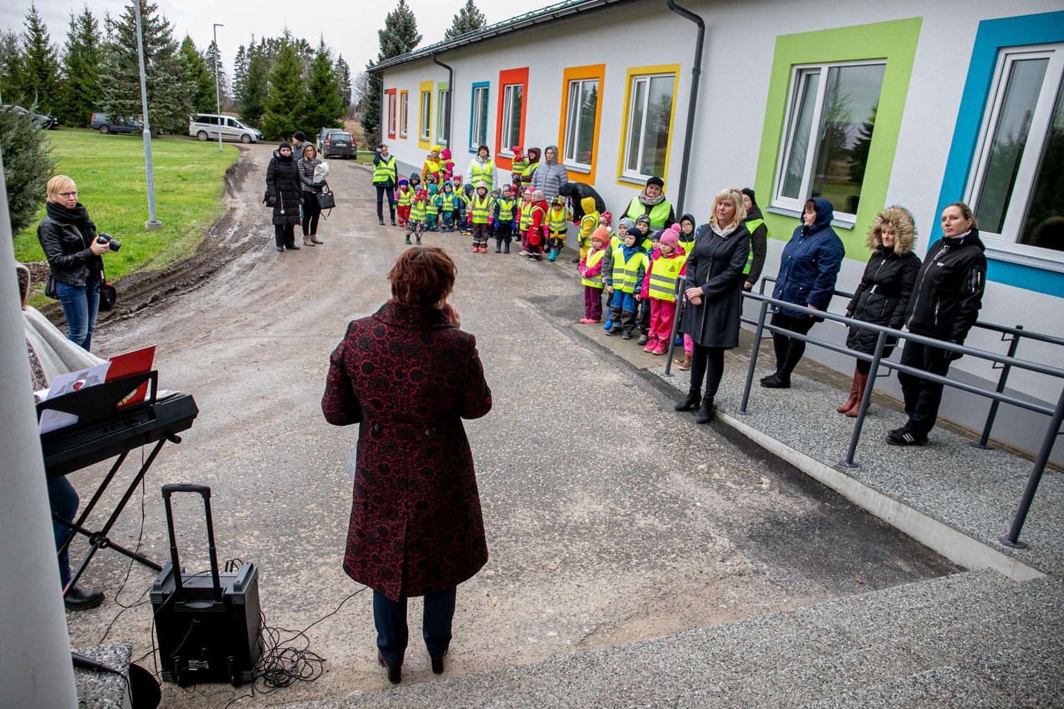 Renoveeritud Suigu lasteaia pidulikul avamisel osalesid mudilasedki.