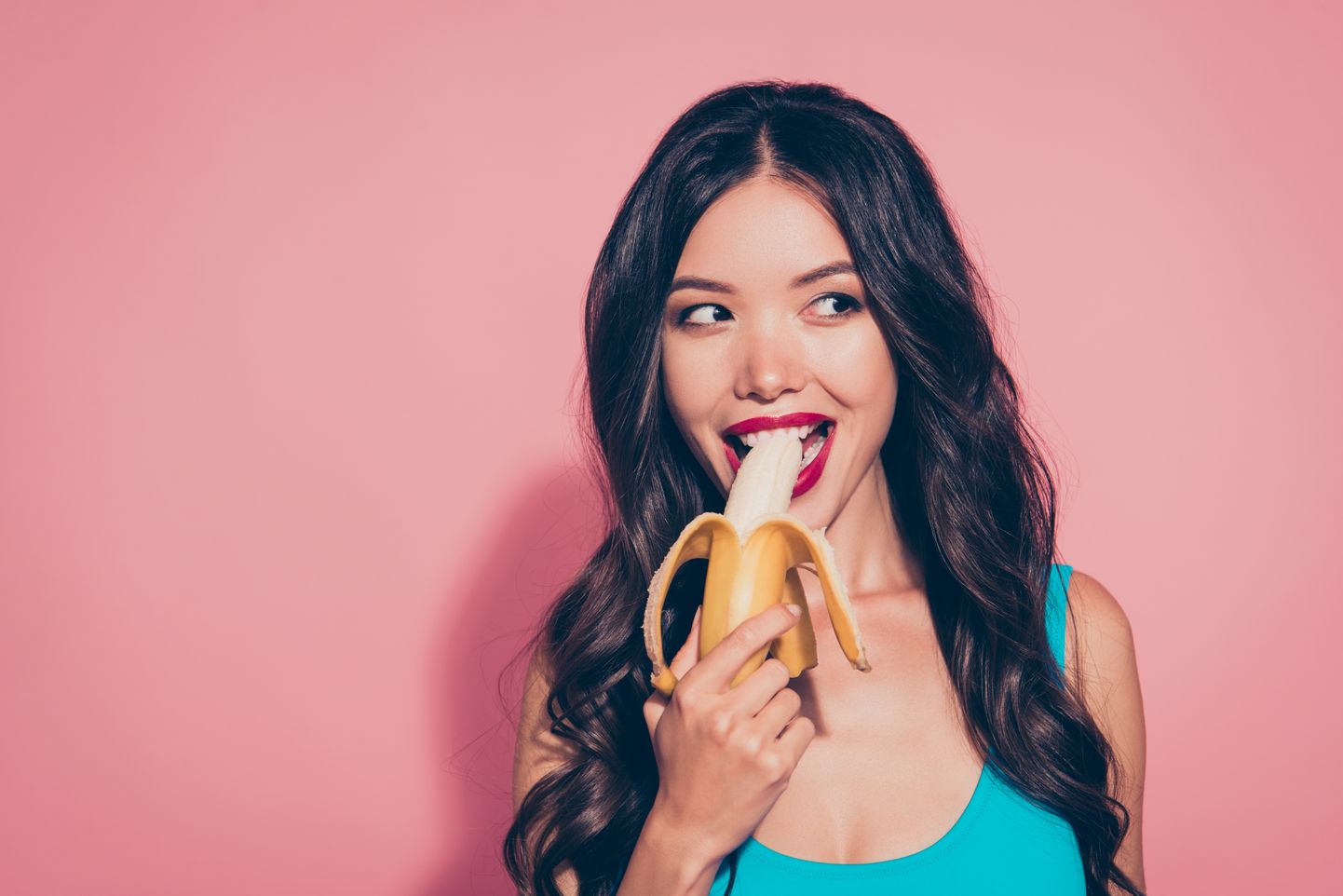 Девушка ест банан. Иллюстративное фото