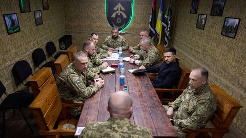 Ukraine President Meets Military Leaders Amidst Personnel Discussions