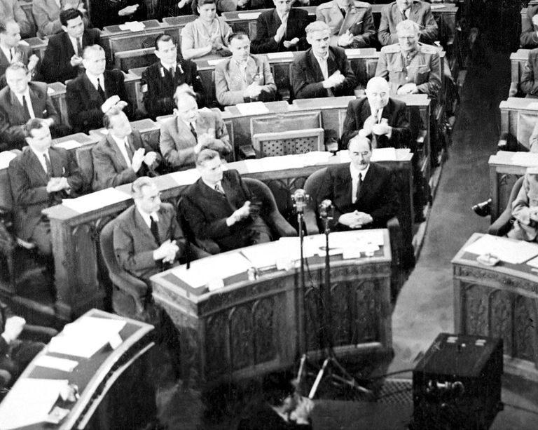 13. juuli 1956: Värskelt Ministrite Nõukogu esimeheks saanud Imre Nagy (ees paremal) lõpetas just oma inauguratsioonikõne. Foto: Scanpix