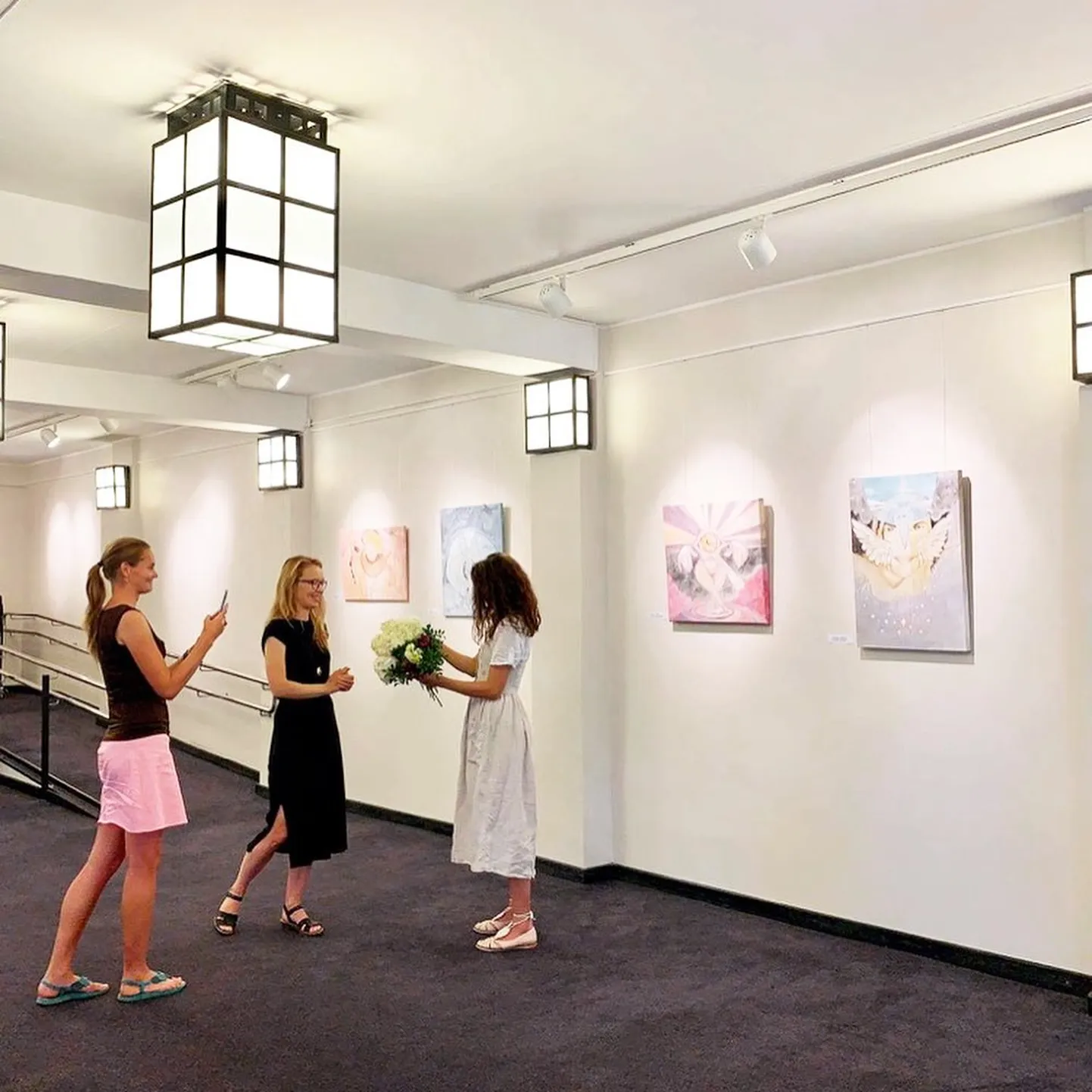 Sellest sügisest saavad kunstnikud Paide muusika- ja teatrimaja Avatud Galeriis oma töid näidata tähelepanu mitte hajutaval pinnal.